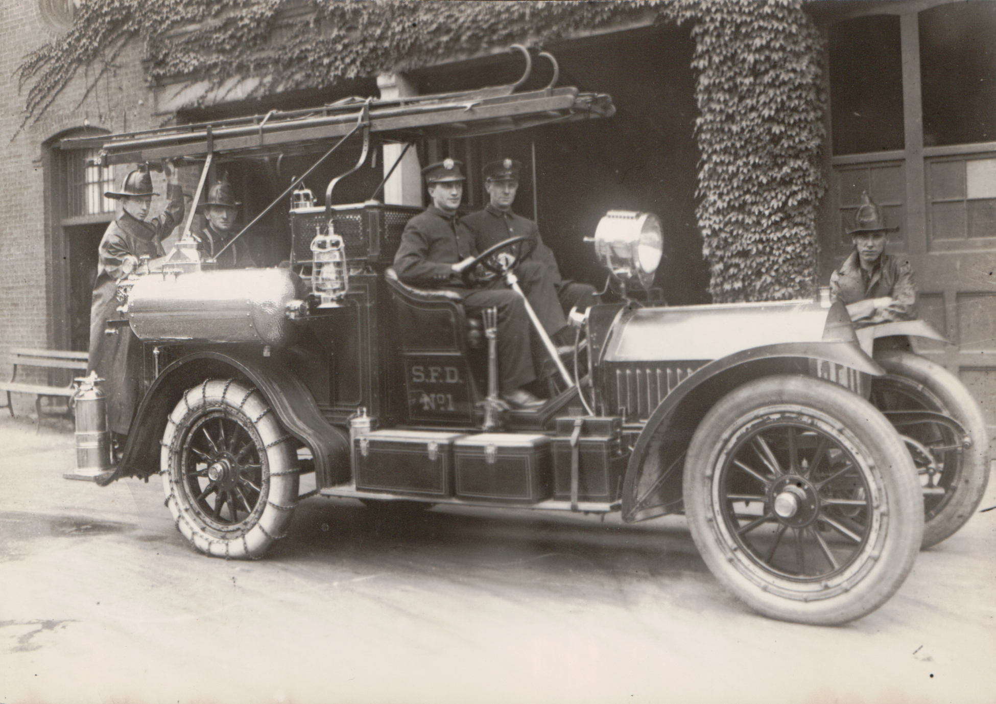 1910.5.9 - Locomobile - Combination Chemical and Hose Car